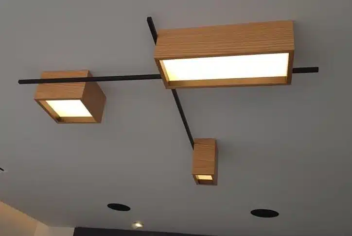 גופי תאורה מעץ שמשדרגים כל חלל